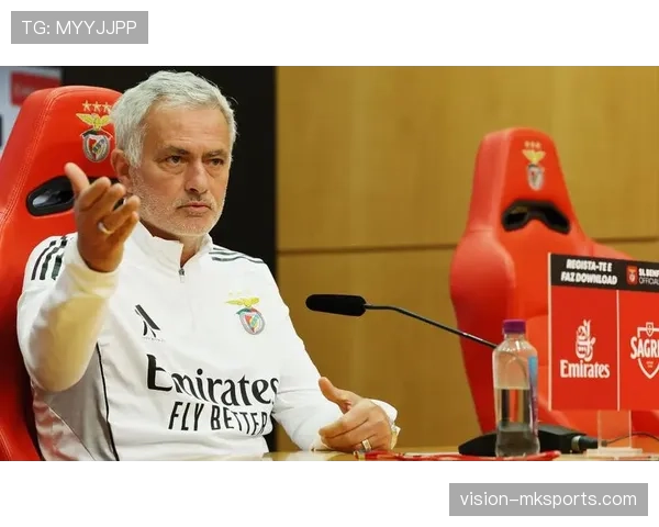 穆里尼奥启用新中锋战术，球队在赛季初表现稳健，攻击力值得关注