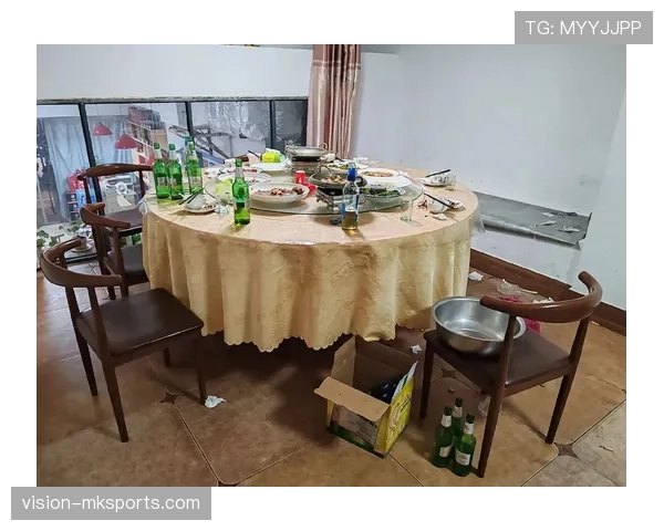 刚看到高亭宇晒的家居照,那餐桌就值我三年工资 刚看到高亭宇晒的家居照,那餐桌就值我三年工资